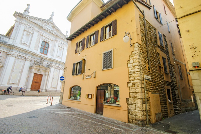 spazio commerciale in vendita a Alzano Lombardo