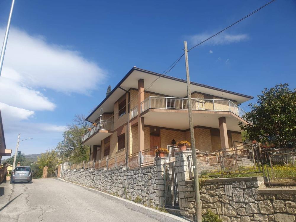 Villa plurilocale in vendita a Torricella Sicura - Villa plurilocale in vendita a Torricella Sicura