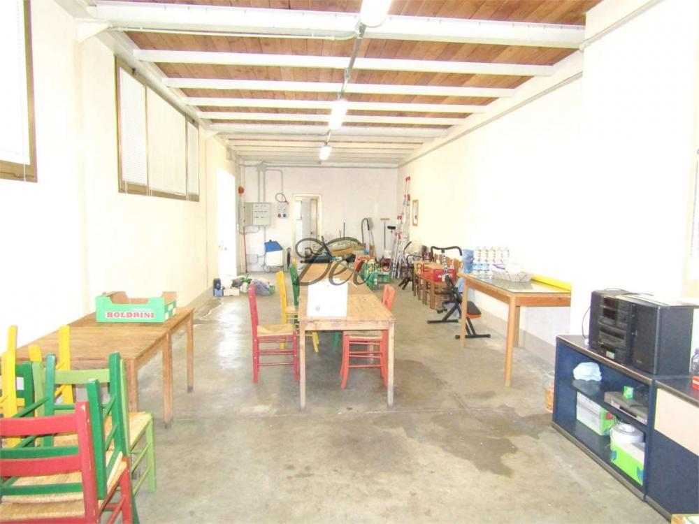 Magazzino-laboratorio trilocale in vendita a porcari - Magazzino-laboratorio trilocale in vendita a porcari