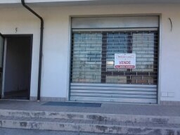spazio commerciale in vendita a Vairano scalo