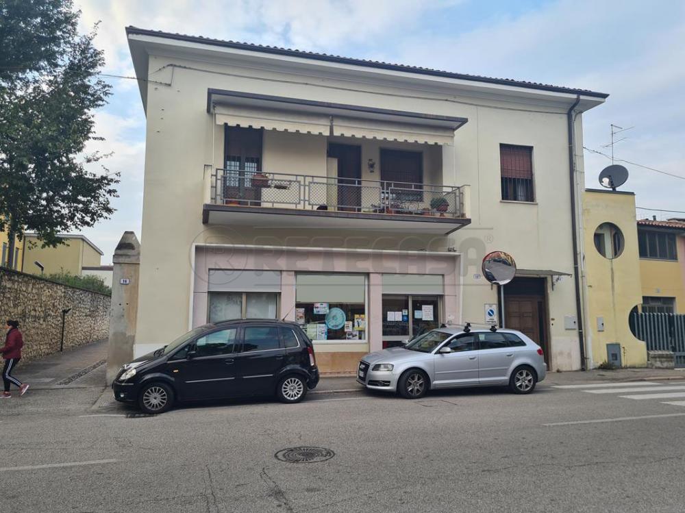 spazio commerciale in vendita a Verona