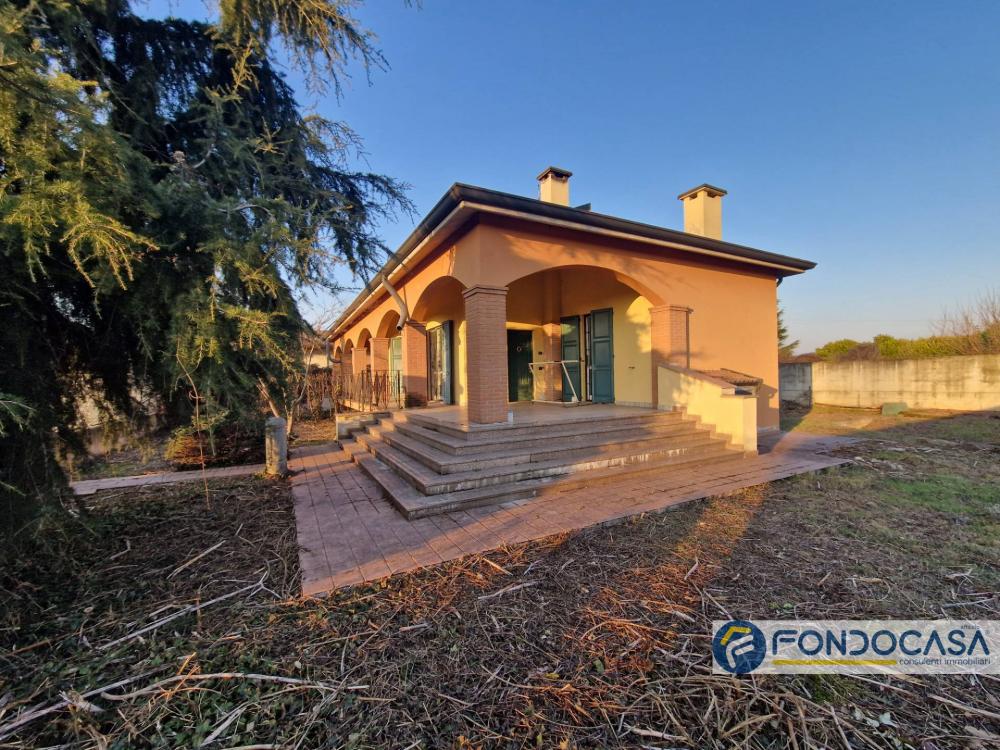Villa indipendente plurilocale in vendita a Treviglio - Villa indipendente plurilocale in vendita a Treviglio