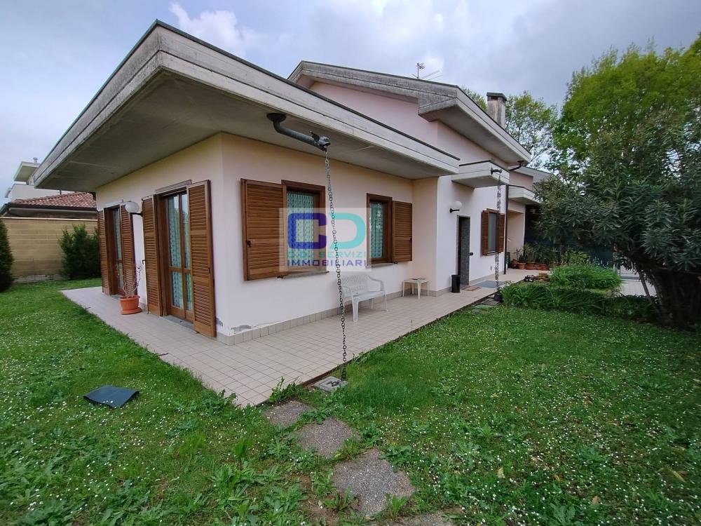 Villa indipendente plurilocale in vendita a Cassano d'Adda - Villa indipendente plurilocale in vendita a Cassano d'Adda
