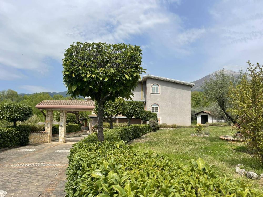 Villa plurilocale in vendita a Vico nel Lazio - Villa plurilocale in vendita a Vico nel Lazio