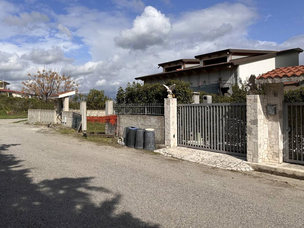 Villa indipendente plurilocale in vendita a Borgia - Villa indipendente plurilocale in vendita a Borgia