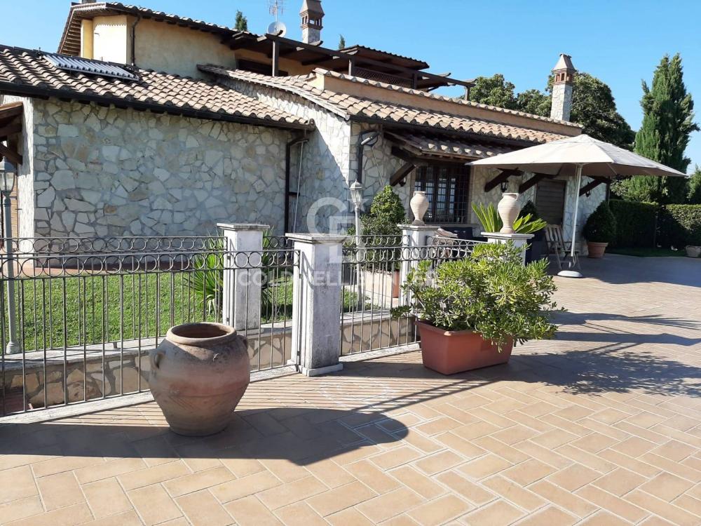 Villa indipendente plurilocale in vendita a Soriano nel Cimino - Villa indipendente plurilocale in vendita a Soriano nel Cimino
