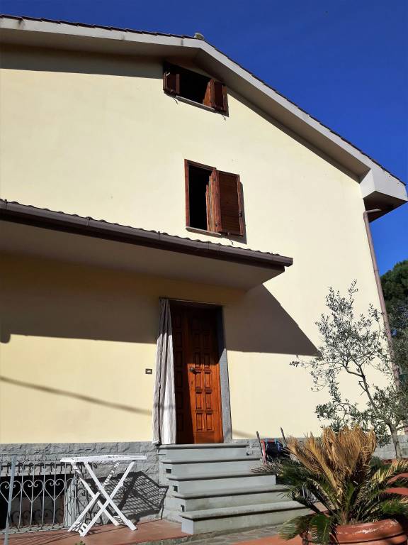 villa in vendita a Comeana