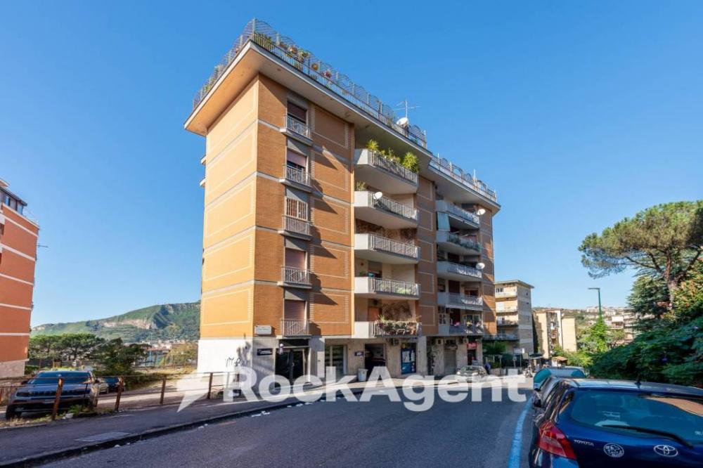 0b95d5d2870ae6f9d309a19431854c31 - Appartamento plurilocale in vendita a Napoli