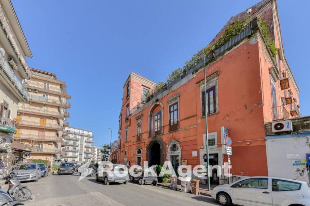 47157548fa0b7d2a79fa6dd025a52266 - Appartamento plurilocale in vendita a Napoli