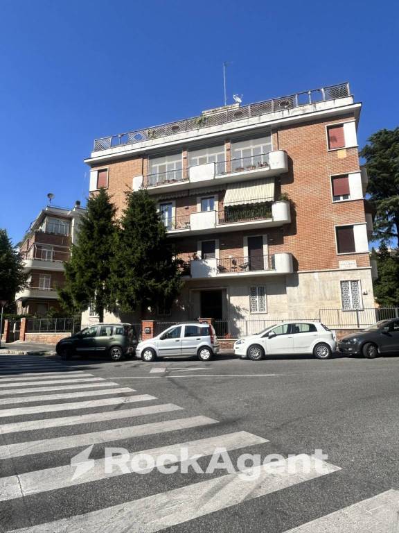 616c99ccfd7044a8d1cf5b9a47beb33a - Appartamento trilocale in vendita a Roma