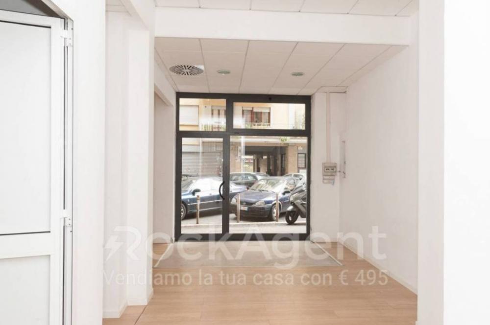 37e784bee3af23c92f47253390d26677 - Negozio bilocale in vendita a Roma