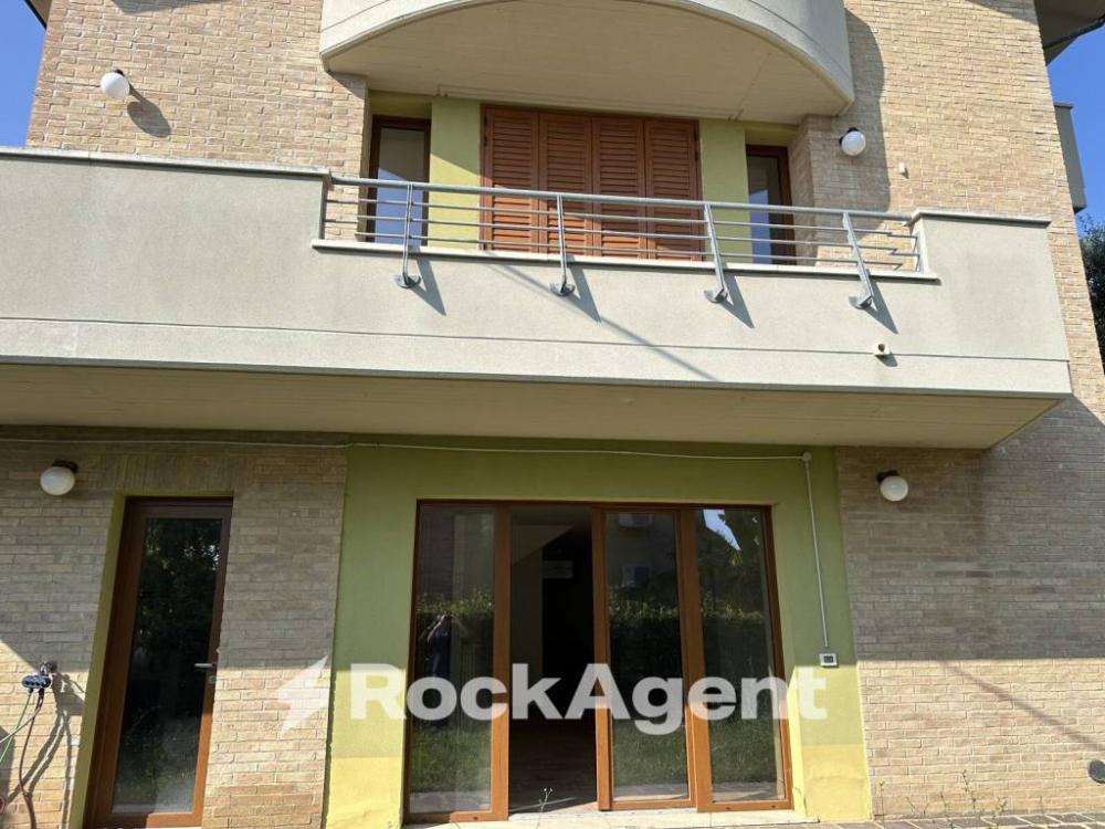 4b7c4ab54157d50bbdd22c785d144e64 - Villa plurilocale in vendita a Pescara