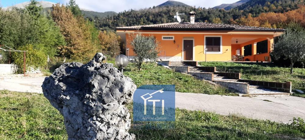 Villa indipendente plurilocale in vendita a Mignano Monte Lungo - Villa indipendente plurilocale in vendita a Mignano Monte Lungo
