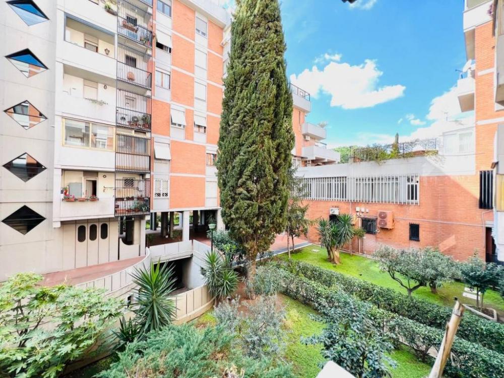 03a138853ef95d0792456e050d81ee5b - Appartamento quadrilocale in vendita a Roma