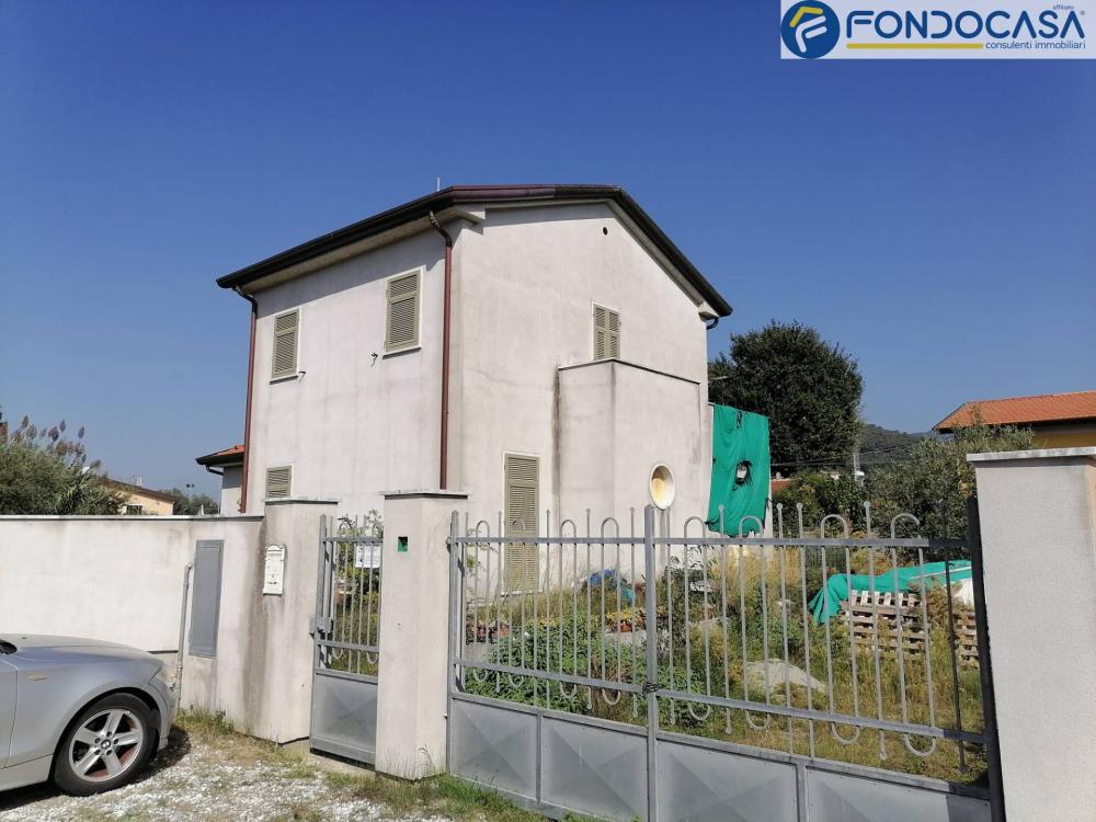 Villa indipendente plurilocale in vendita a Ortonovo - Villa indipendente plurilocale in vendita a Ortonovo
