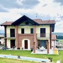 Villa indipendente plurilocale in vendita a Arcisate
