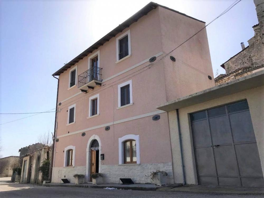 Casa plurilocale in vendita a Castelvecchio Calvisio - Casa plurilocale in vendita a Castelvecchio Calvisio
