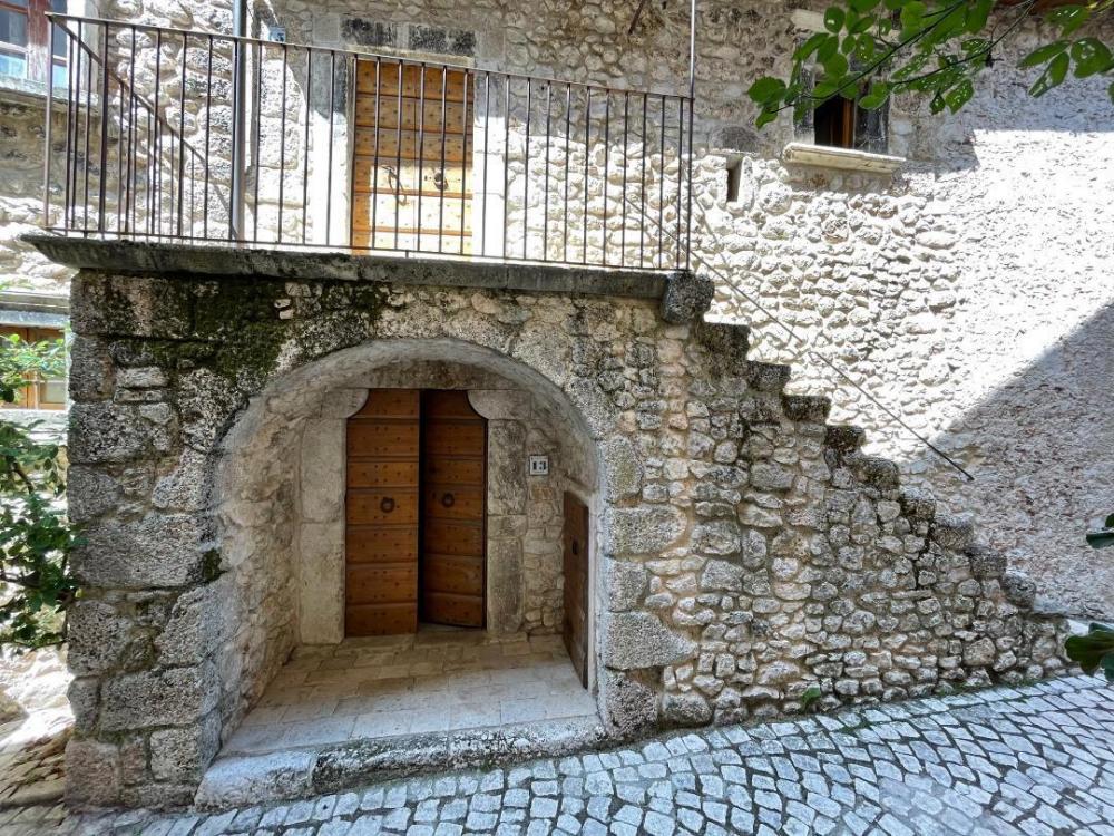 villa indipendente in vendita a Santo Stefano di Sessanio