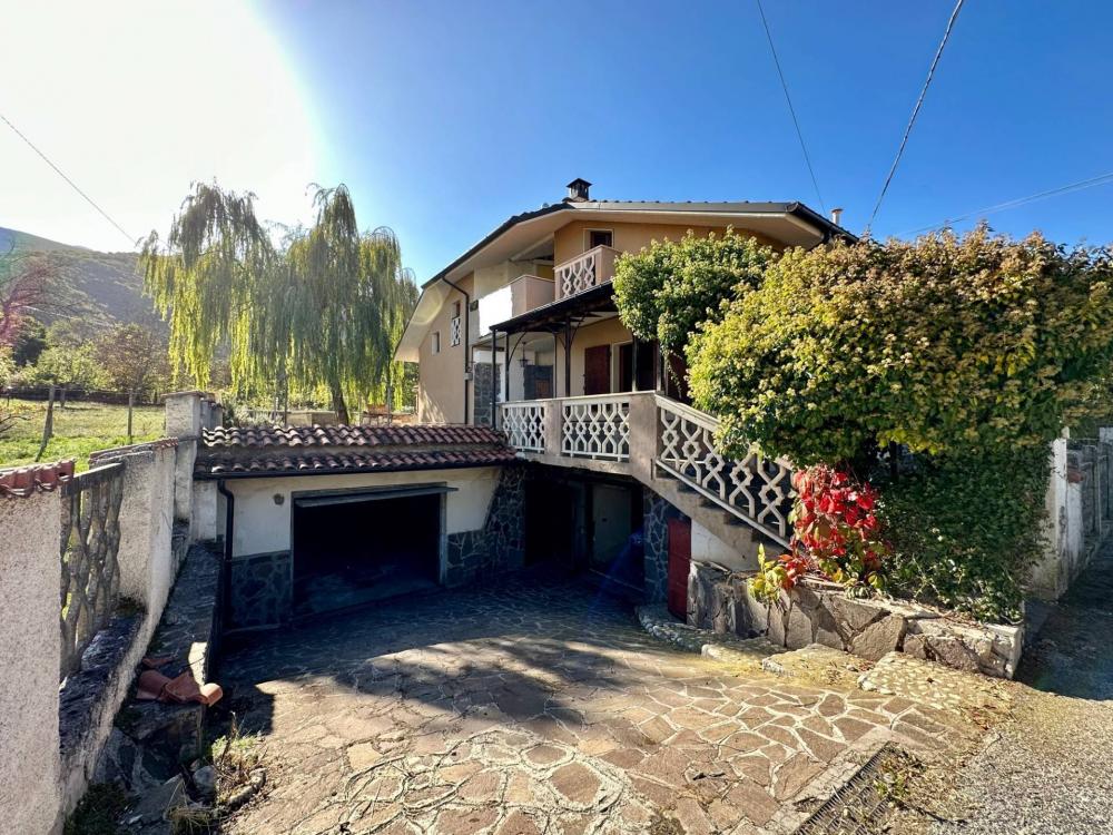 Villa indipendente plurilocale in vendita a Tione degli Abruzzi - Villa indipendente plurilocale in vendita a Tione degli Abruzzi