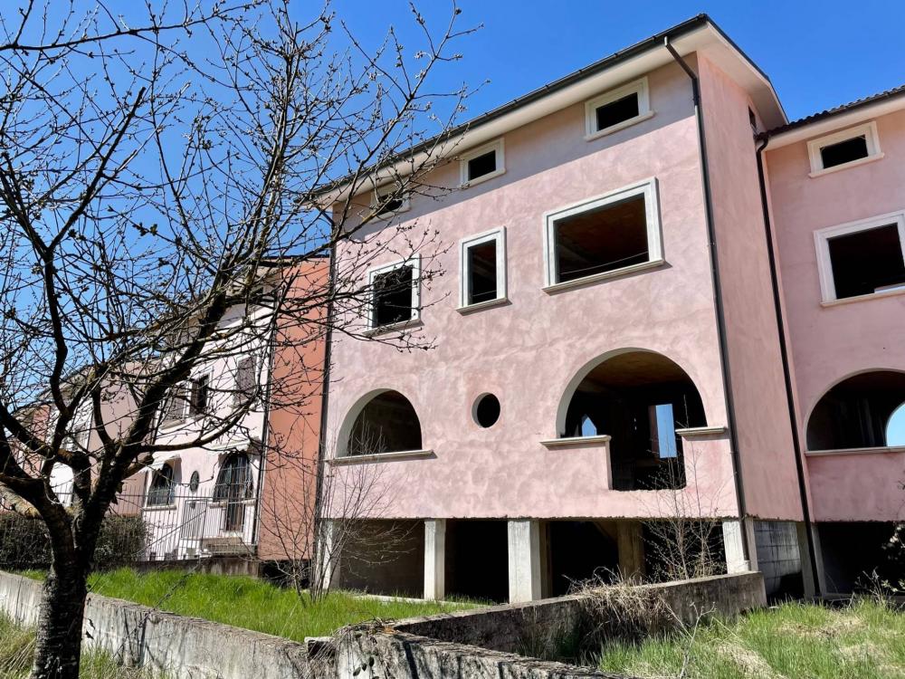 Villaschiera plurilocale in vendita a Cagnano Amiterno - Villaschiera plurilocale in vendita a Cagnano Amiterno