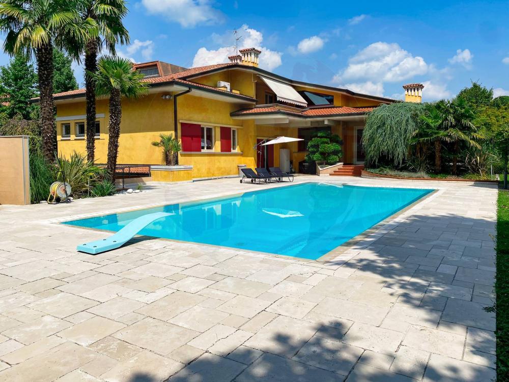 casa indipendente in vendita ad Erbusco in zona Villa