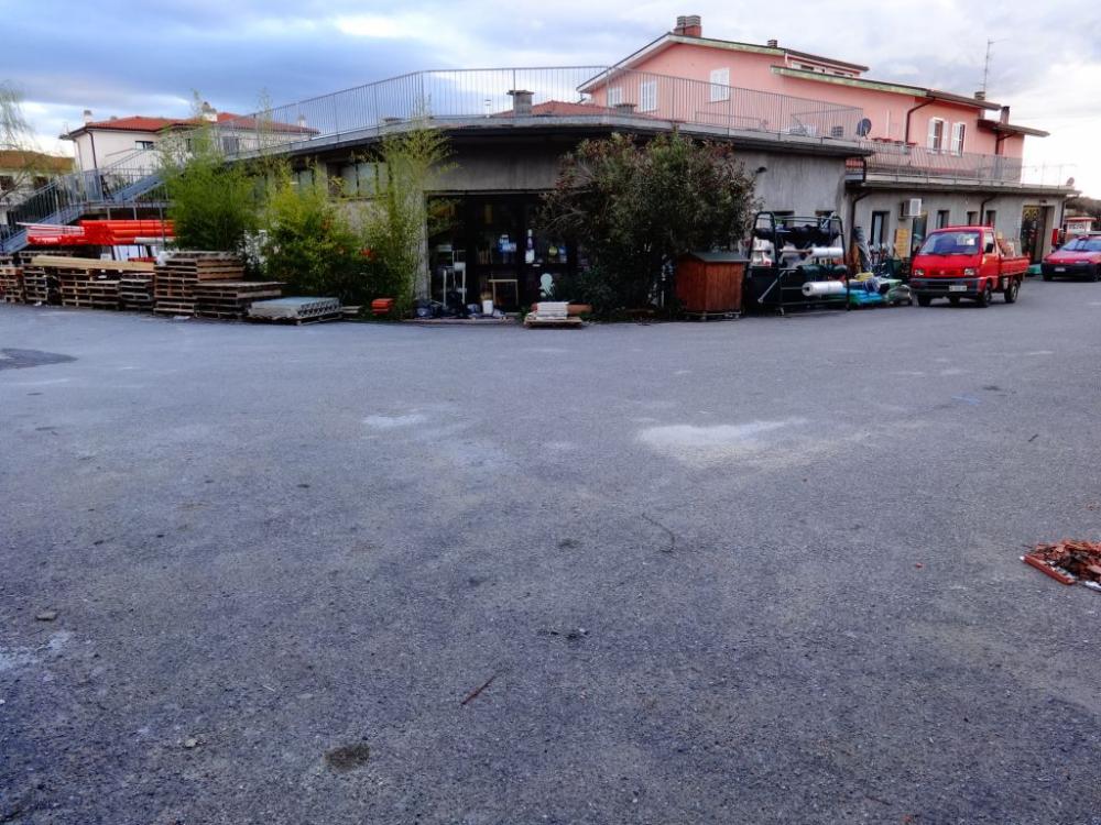 spazio commerciale in vendita a Pitigliano