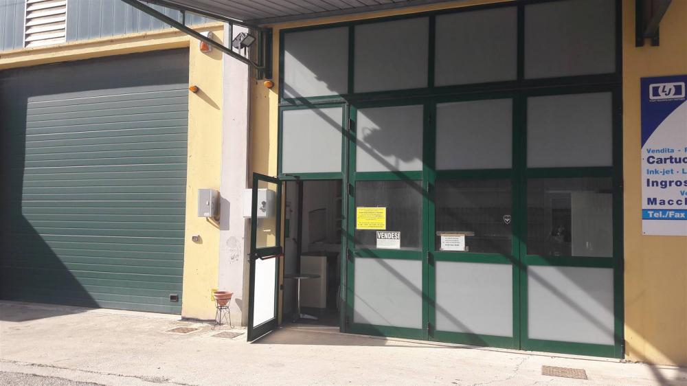 magazzino-laboratorio in affitto a Martinsicuro