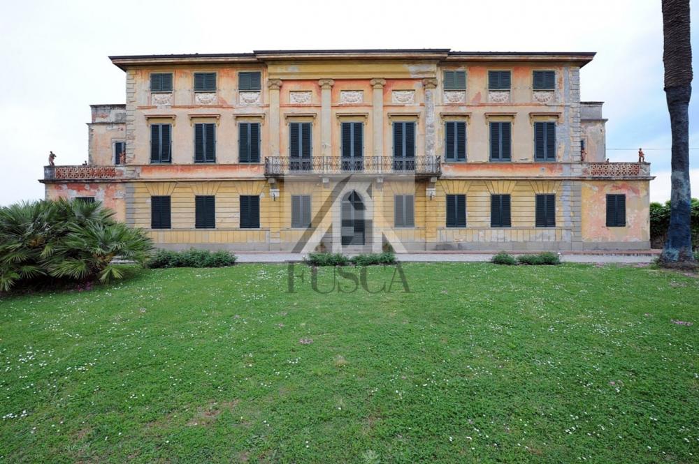Villa indipendente plurilocale in vendita a Segromigno in monte - Villa indipendente plurilocale in vendita a Segromigno in monte